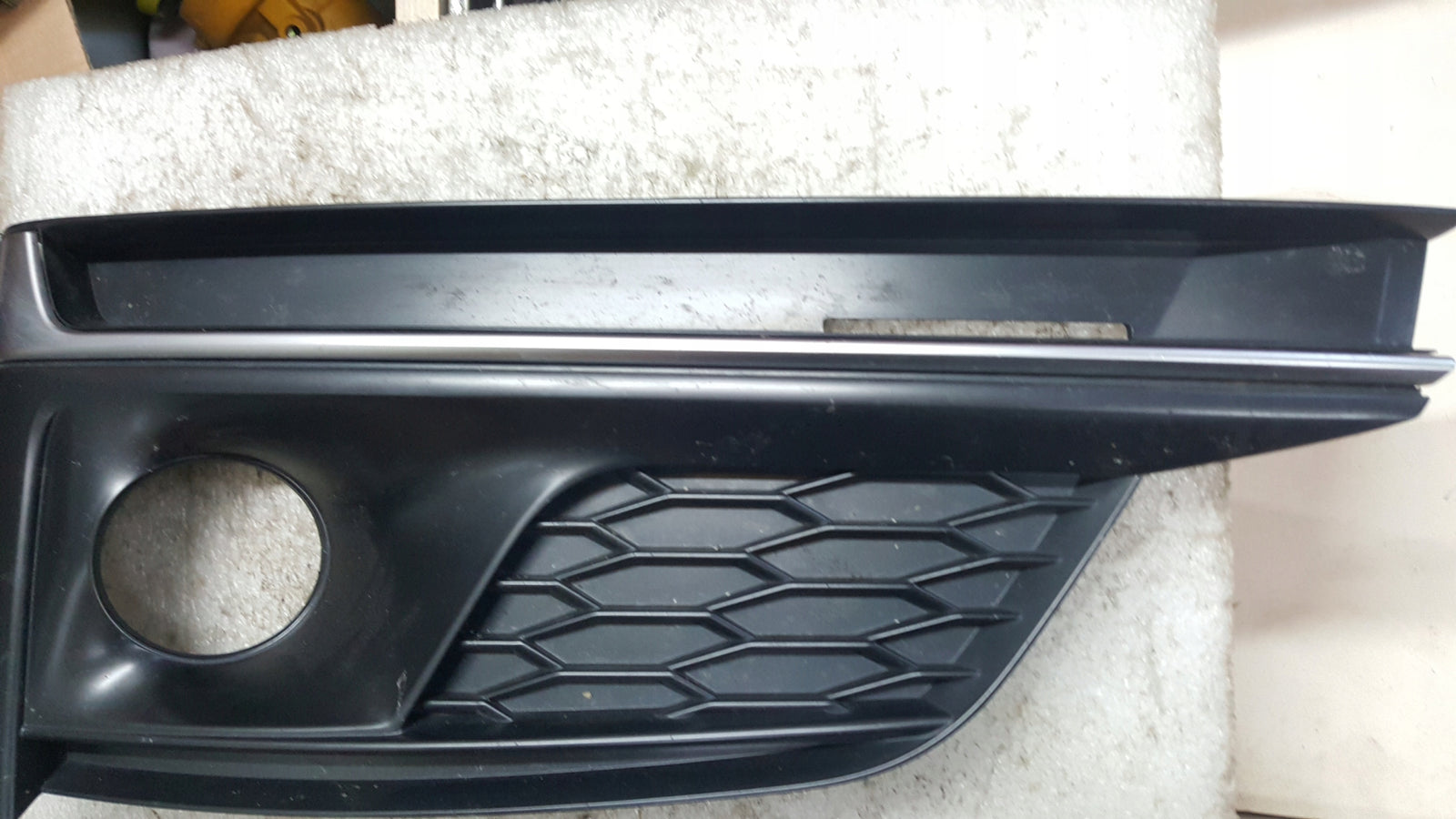 Kratka zderzaka przedniego lewa strona AUDI A5 S-LINE 8W6807681G demontaż