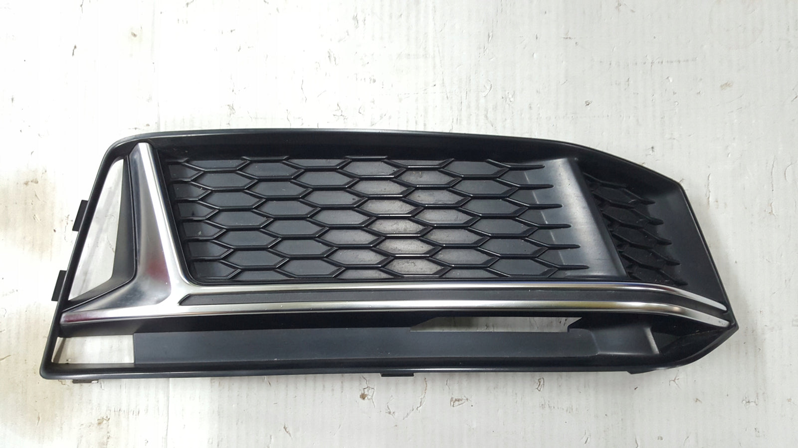 Kratka zderzaka prawy przód AUDI A4 S4 B9 8W0807682K demontaż