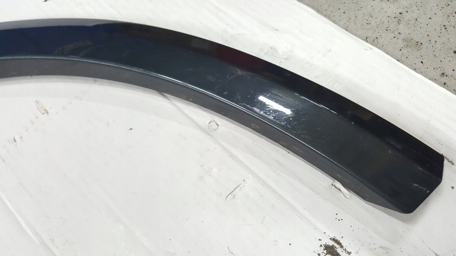 Listwa błotnika prawy przód AUDI Q2 81A853718A