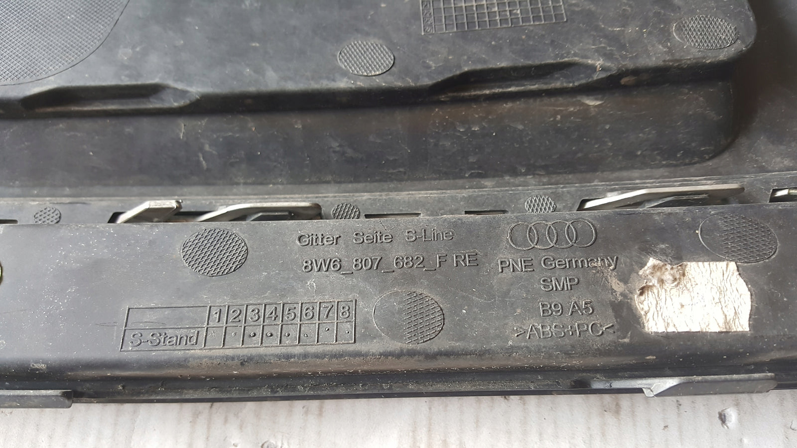 Kratka zderzaka PR przód AUDI A5 S-LINE 8W6807682F
