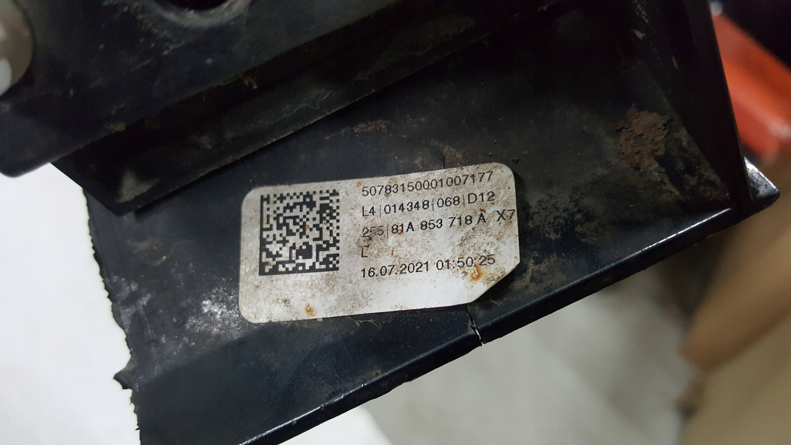 Listwa błotnika prawy przód AUDI Q2 81A853718A