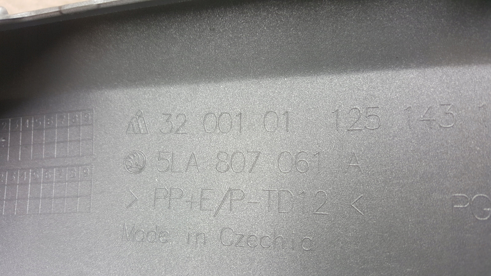 DOKŁADKA SPOILER DÓŁ HOKEJ ZDERZAKA PRZÓD PRZEDNIA SKODA ENYAQ IV 20-23 5LA