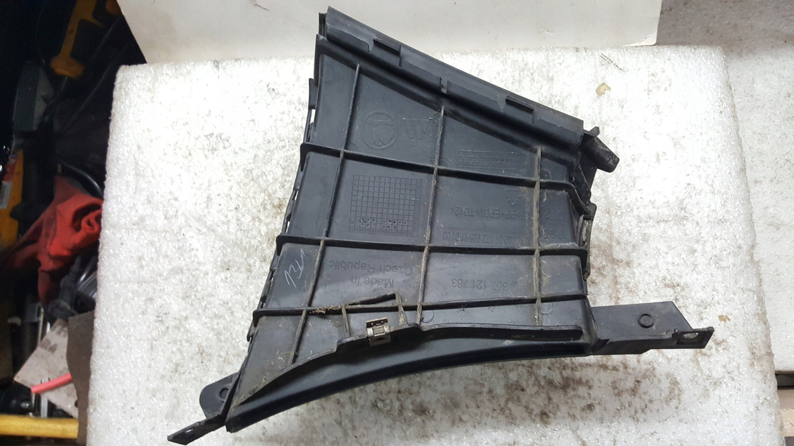 KIEROWNICA POWIETRZA ZDERZAKA LEWA SKODA SCALA 657121763 657121763A