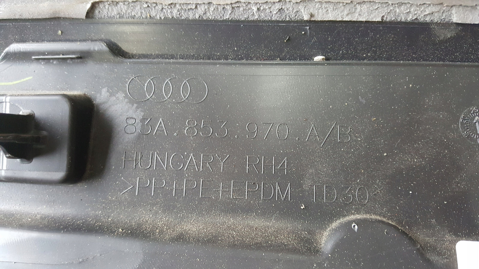 Listwa drzwi prawy tył AUDI Q3 II 83A853970A/B