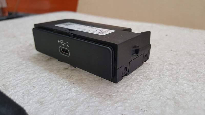 Gniazdo port USB AUDI A4 (B9) A5 Q5 RS4 RS5 8W0035708A demontaż
