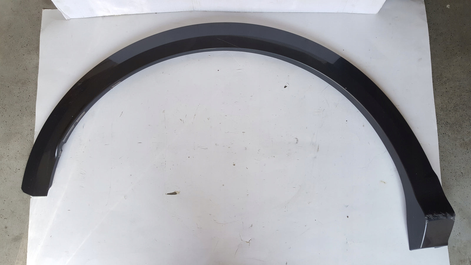 Listwa błotnika prawy tył AUDI Q5 III 8MA853818A demontaż