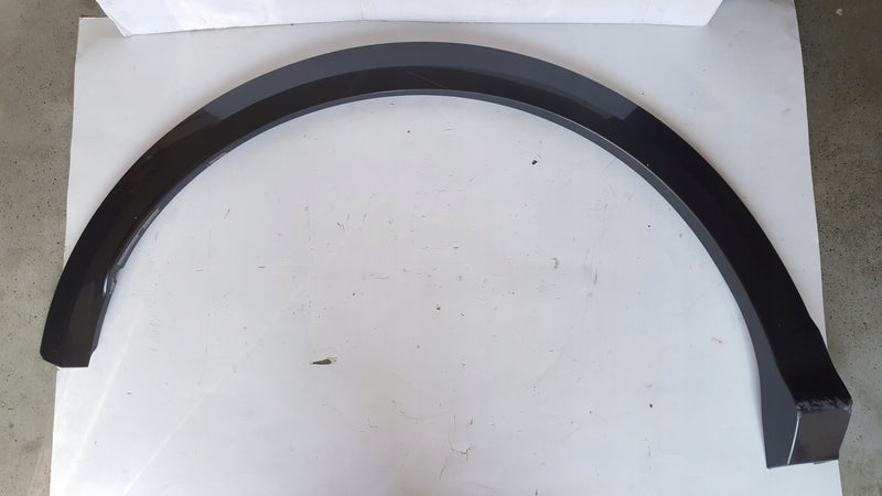 Listwa błotnika prawy tył AUDI Q5 III 8MA853818A demontaż