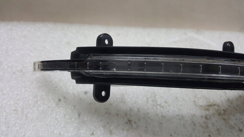Kierunkowskaz lusterka zewnętrznego prawa strona AUDI Q7 Q5 4L0949102A