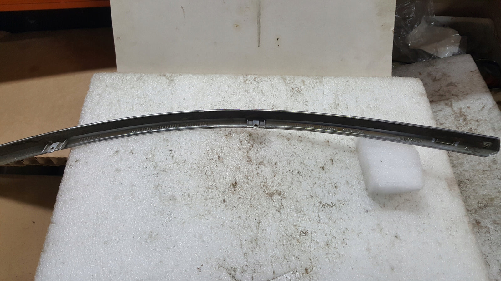 AUDI A6 C6 LIFT 08- OZDOBNA LISTWA CHROM ZDERZAKA PRZÓD LEWA 4F0853065