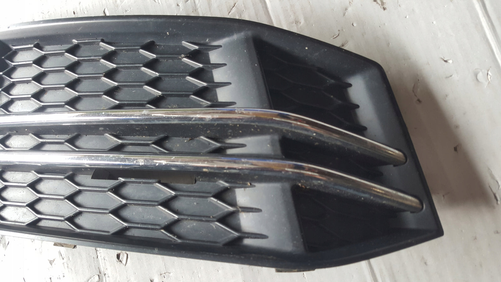 Kratka zderzaka przedniego prawa strona AUDI A4 (B9) 8W0807682F demontaż