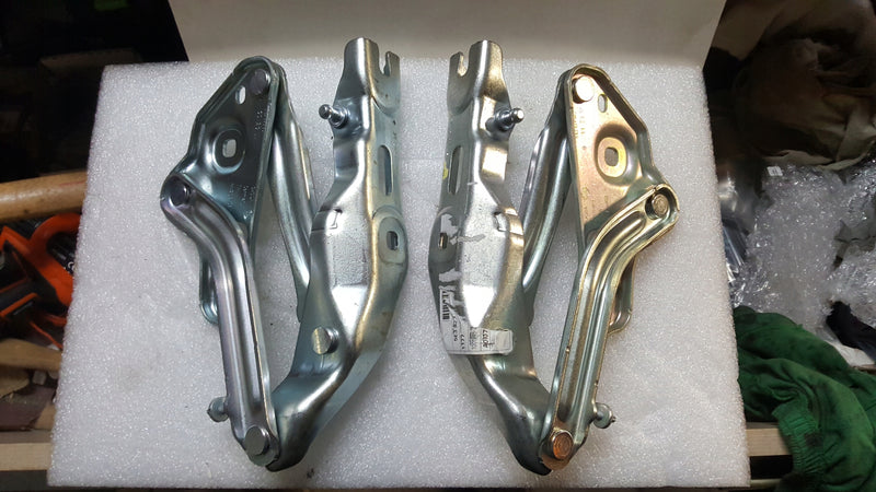 Zawiasy maski lewy + prawy SKODA OCTAVIA 5E3823301 5E3823302 NOWE oryginał