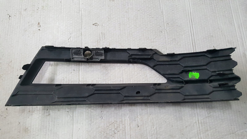 Kratka zderzaka przedniego lewa strona SKODA OCTAVIA IV 5E3807681A