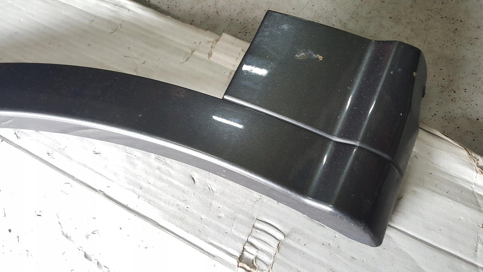 Listwa błotnika lewy przód AUDI Q5 80A853717F demontaż