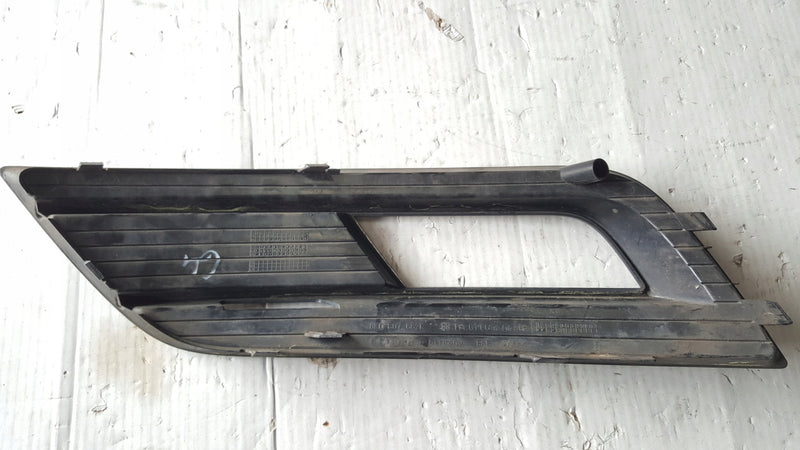 Kratka zderzaka prawy przód AUDI A4 (B8) 8K0807682K demontaż