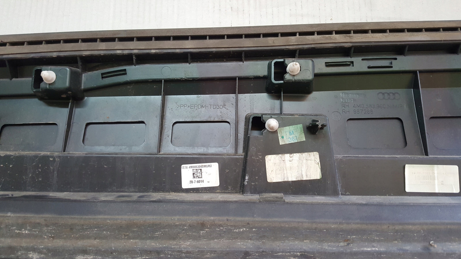 Listwa drzwi prawy przód AUDI Q7 4M0583960N/M/P demontaż