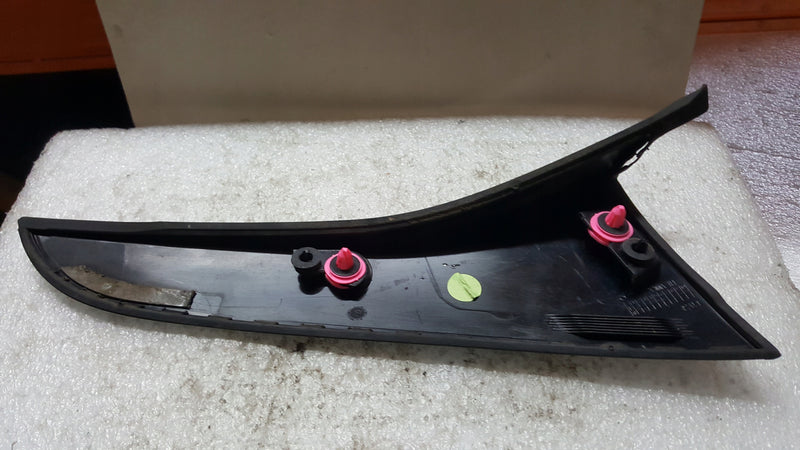 Listwy klapy bagażnika lewa+prawa strona M-B W205 A2067900400 A2067900300