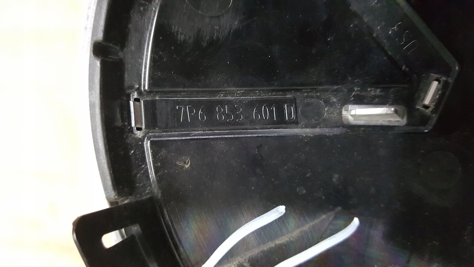 VW TOUAREG II LIFT VW UP LIFT ZNACZEK LOGO W ATRAPĘ 7P6853601D
