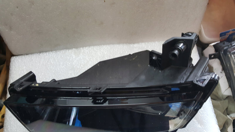 Prawy halogen VW TOURAN 5TA941662A demontaż