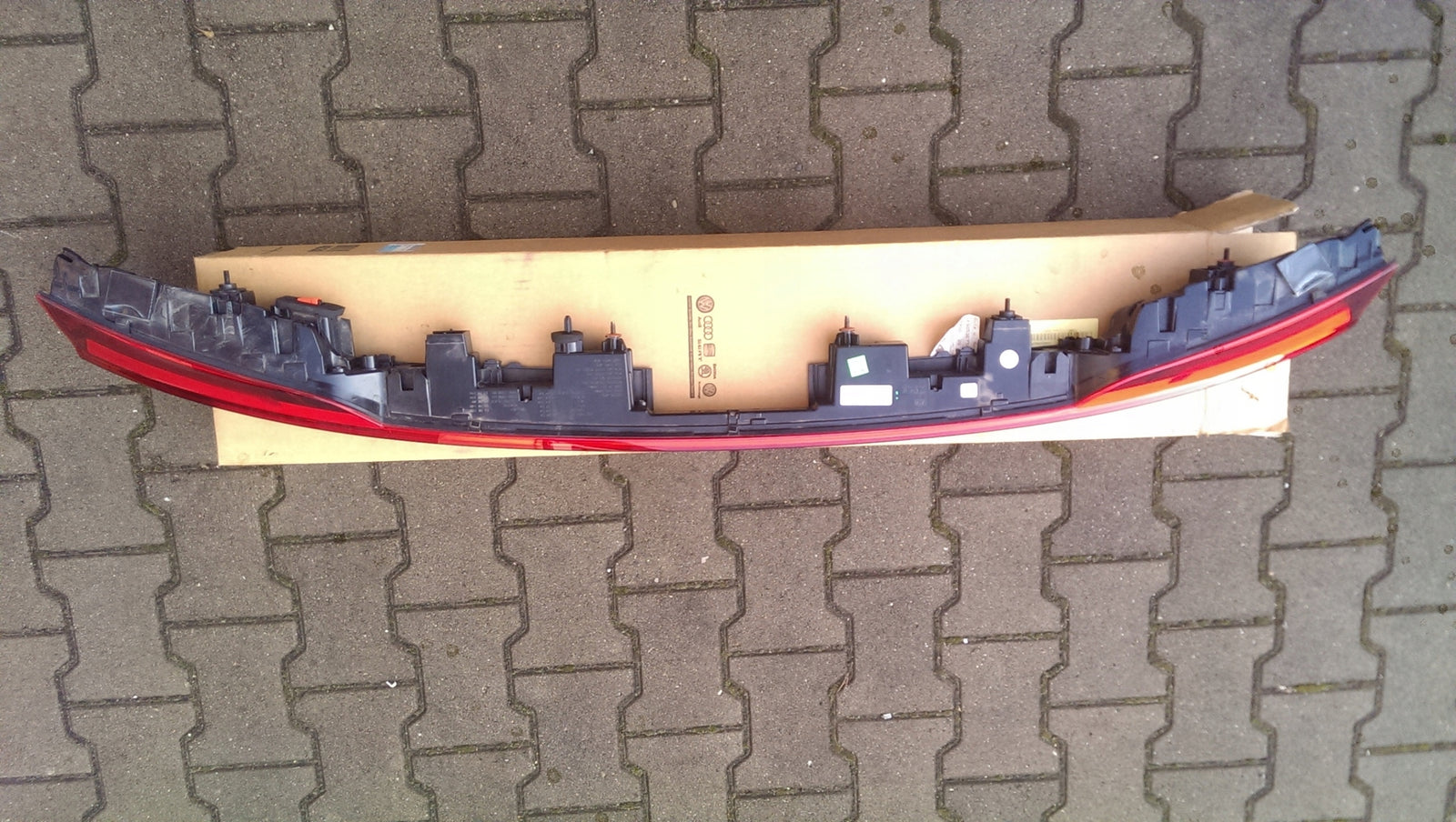 Lampa LED w klapę Audi E-TRON 4KE945095B IDEAŁ