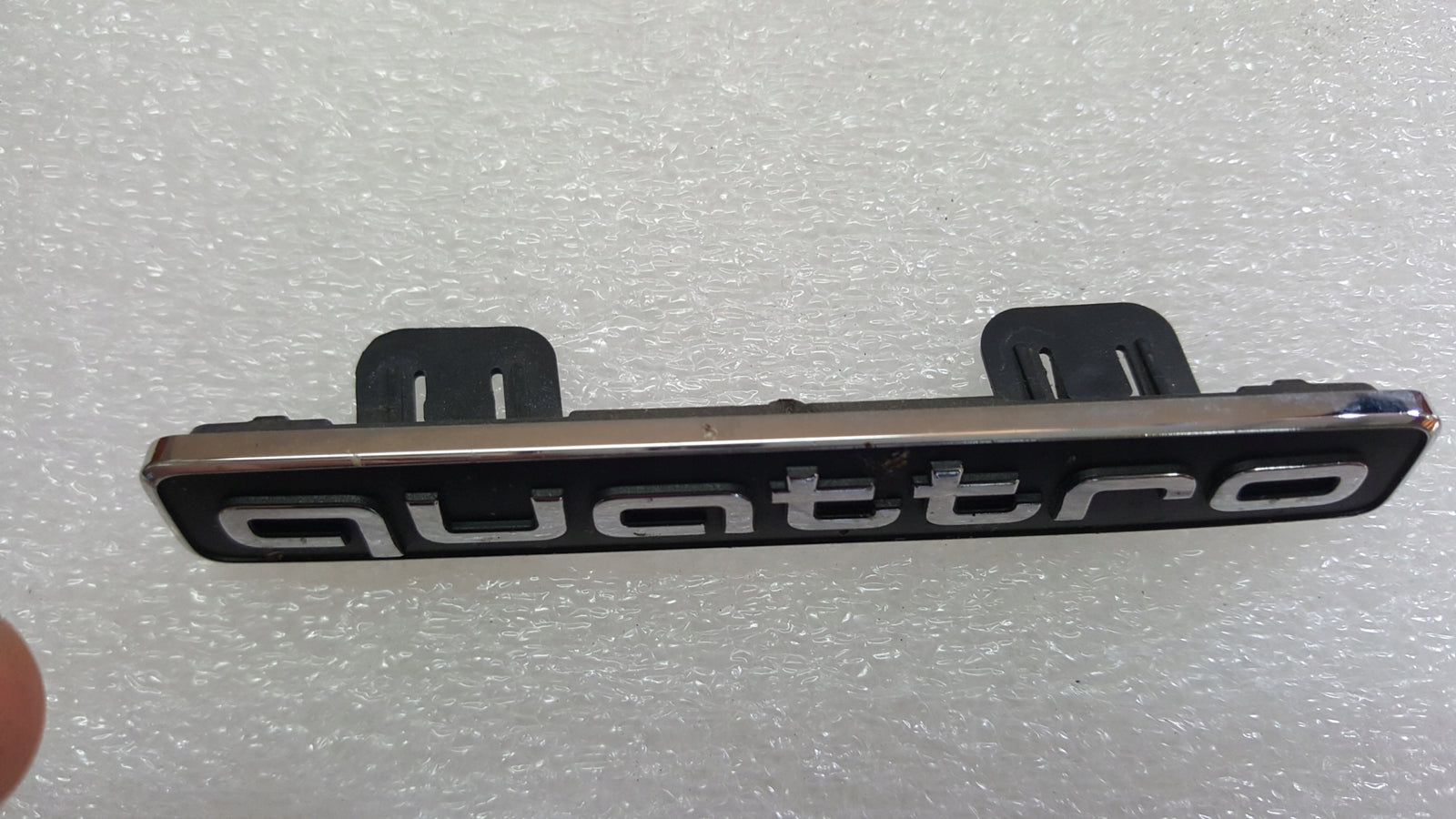 Emblemat napis QUATTRO-- AUDI A6 (C8) 4K0853736A demontaż