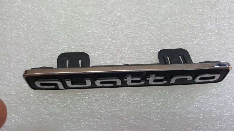 Emblemat napis QUATTRO-- AUDI A6 (C8) 4K0853736A demontaż