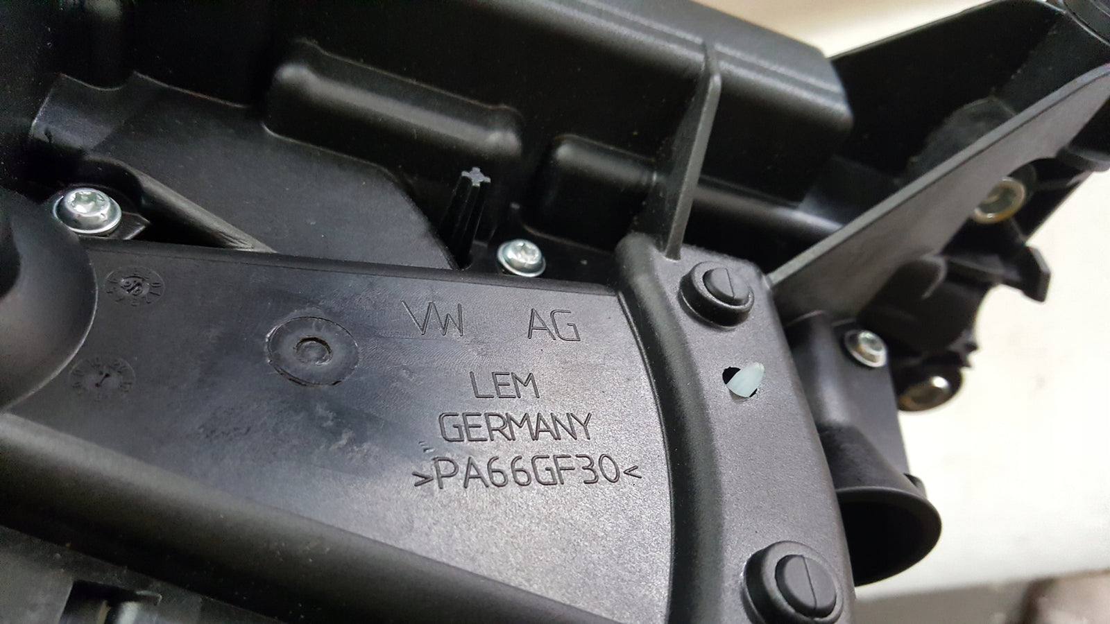 Wybierak zmiany biegów VW T6 7LA713025C demontaż