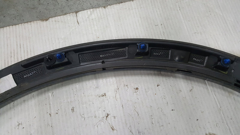 Listwa błotnika prawy tył AUDI Q3 83A853818B demontaż