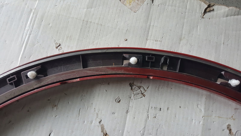 Listwa błotnika lewy przód AUDI Q2 81A853717A demontaż