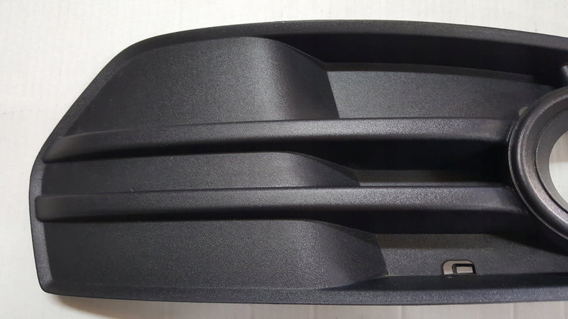 Kratka zderzaka prawy przód AUDI Q5 8R0807682A demontaż