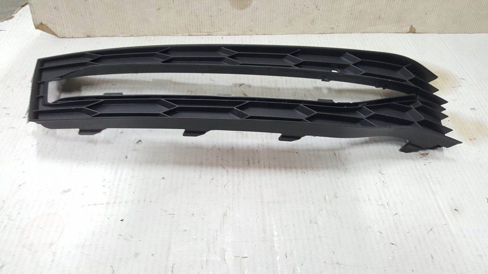 Kratka zderzaka lewy przód SKODA SUPERB III 3V0853665B demontaż