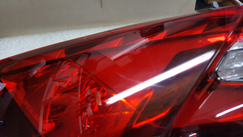 Tylna lewa lampa LED w błotnik SKODA KODIAQ 565945207B demontaż