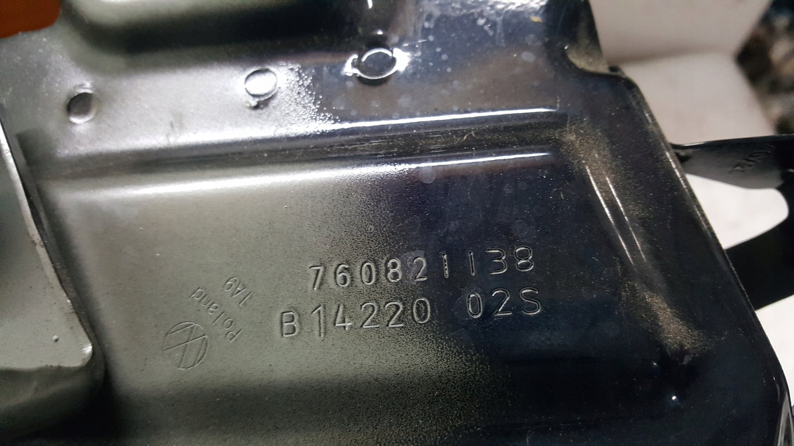 Wspornik mocowanie błotnika prawy przód VW TOUAREG 760821138 demontaż