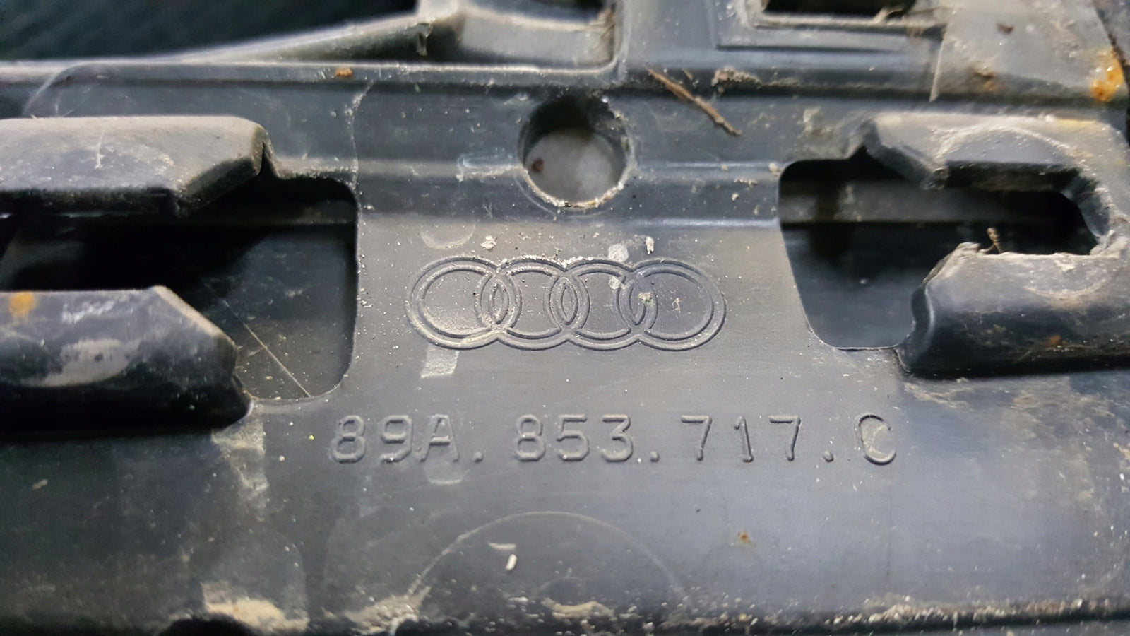 Listwa błotnika lewy przód AUDI Q4 E-TRON 89A853717C demontaż