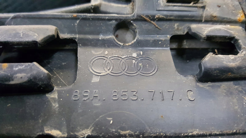 Listwa błotnika lewy przód AUDI Q4 E-TRON 89A853717C demontaż