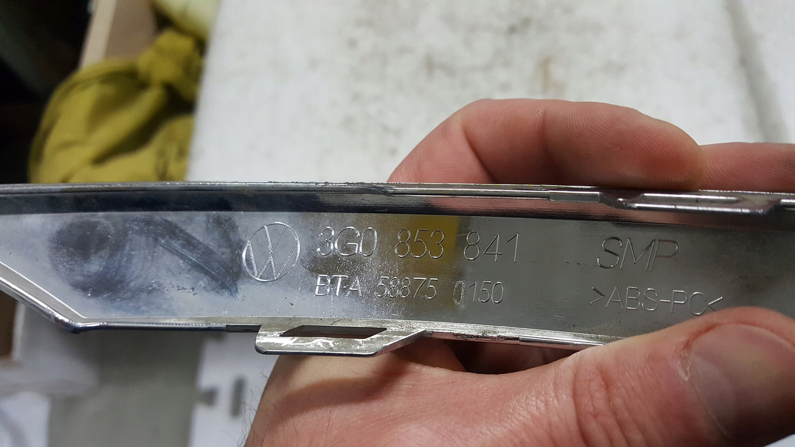 Listwa chrom zderzaka lewy tył VW PASSAT (B8) 3G0853841 demontaż