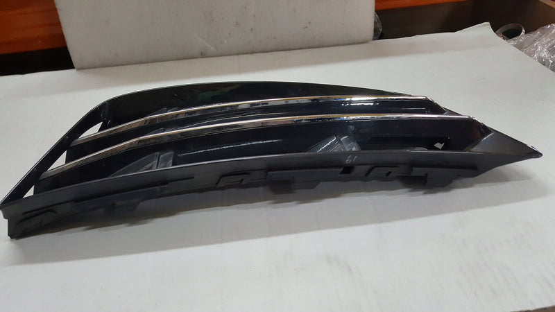 Kratka zderzaka przedniego prawa strona AUDI A4 (B9) 8W0807682R demontaż