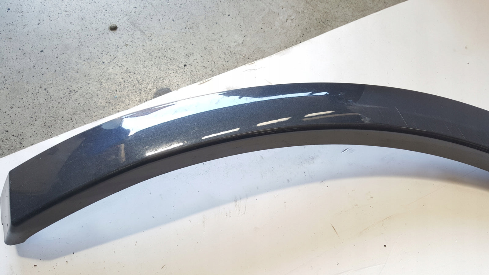 Listwa błotnika prawy tył AUDI Q5 80A853818A demontaż