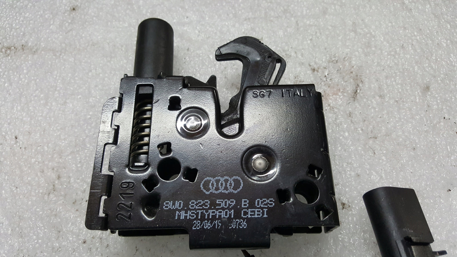 Zamek maski AUDI A4 B9 A5 RS4 RS5 8W0823509B demontaż