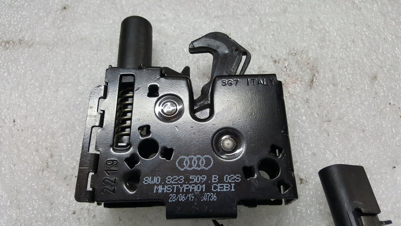 Zamek maski AUDI A4 B9 A5 RS4 RS5 8W0823509B demontaż