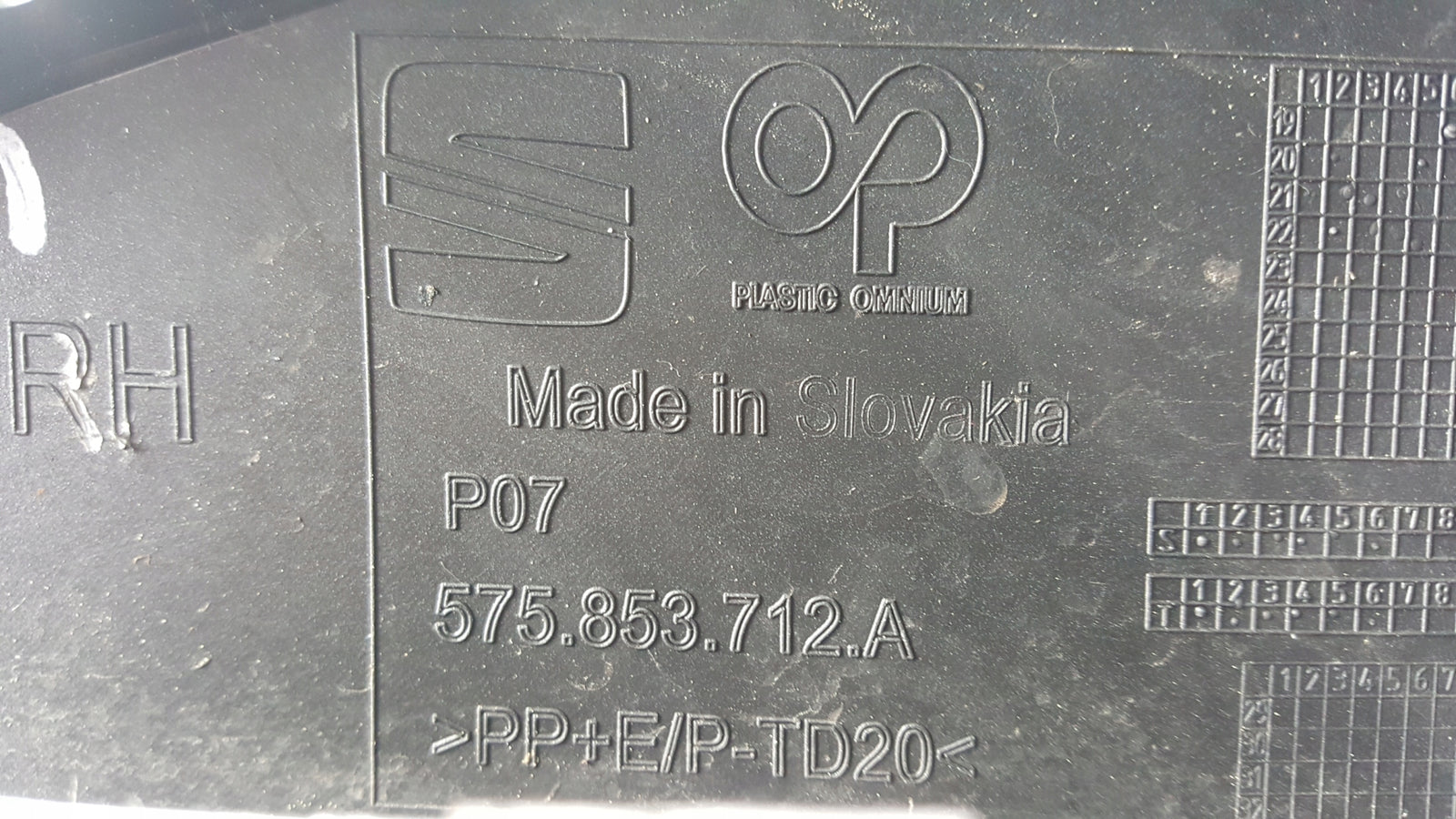 Listwa zderzaka przedniego prawa strona SEAT ATECA 575853712A demontaż