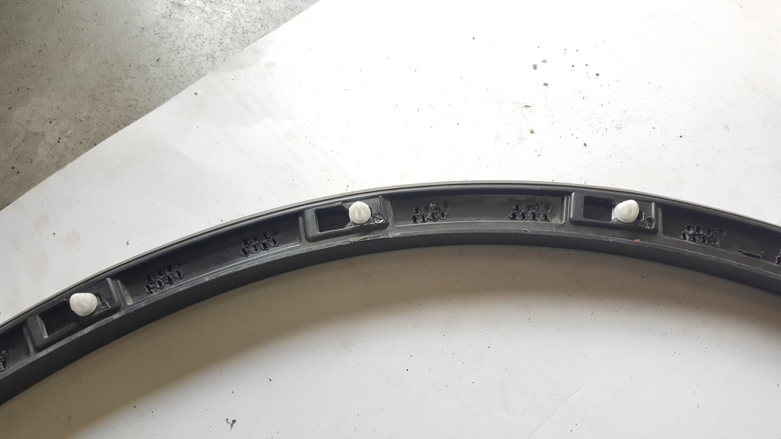 Listwa błotnika lewy przód VW TOUAREG 3 760853717 demontaż