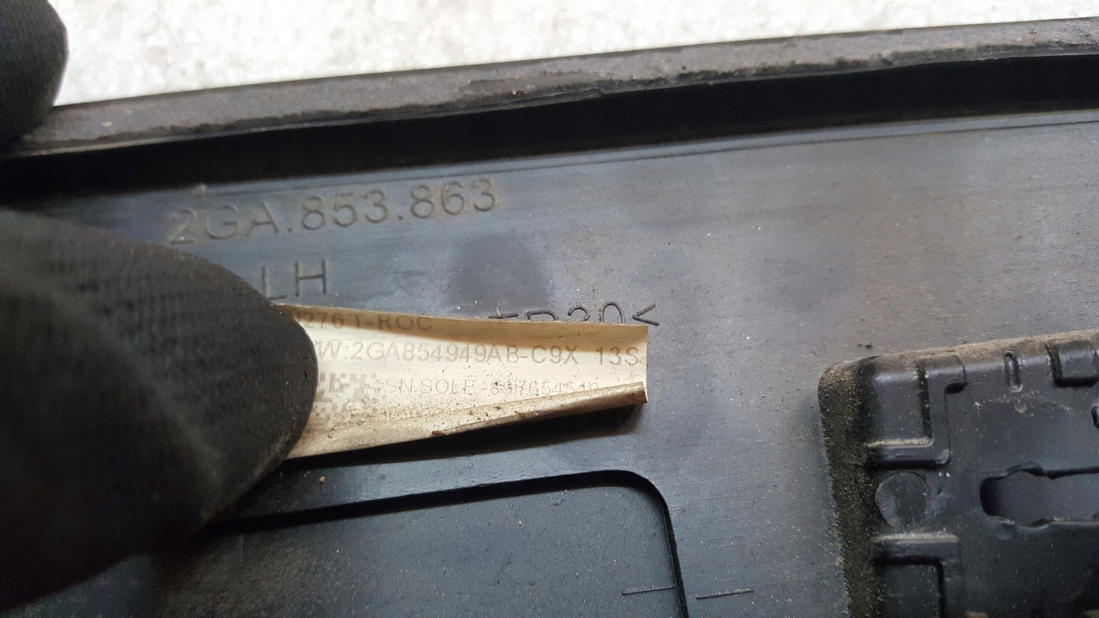 Listwa drzwi lewy tył VW T-ROC 2GA853969A demontaż