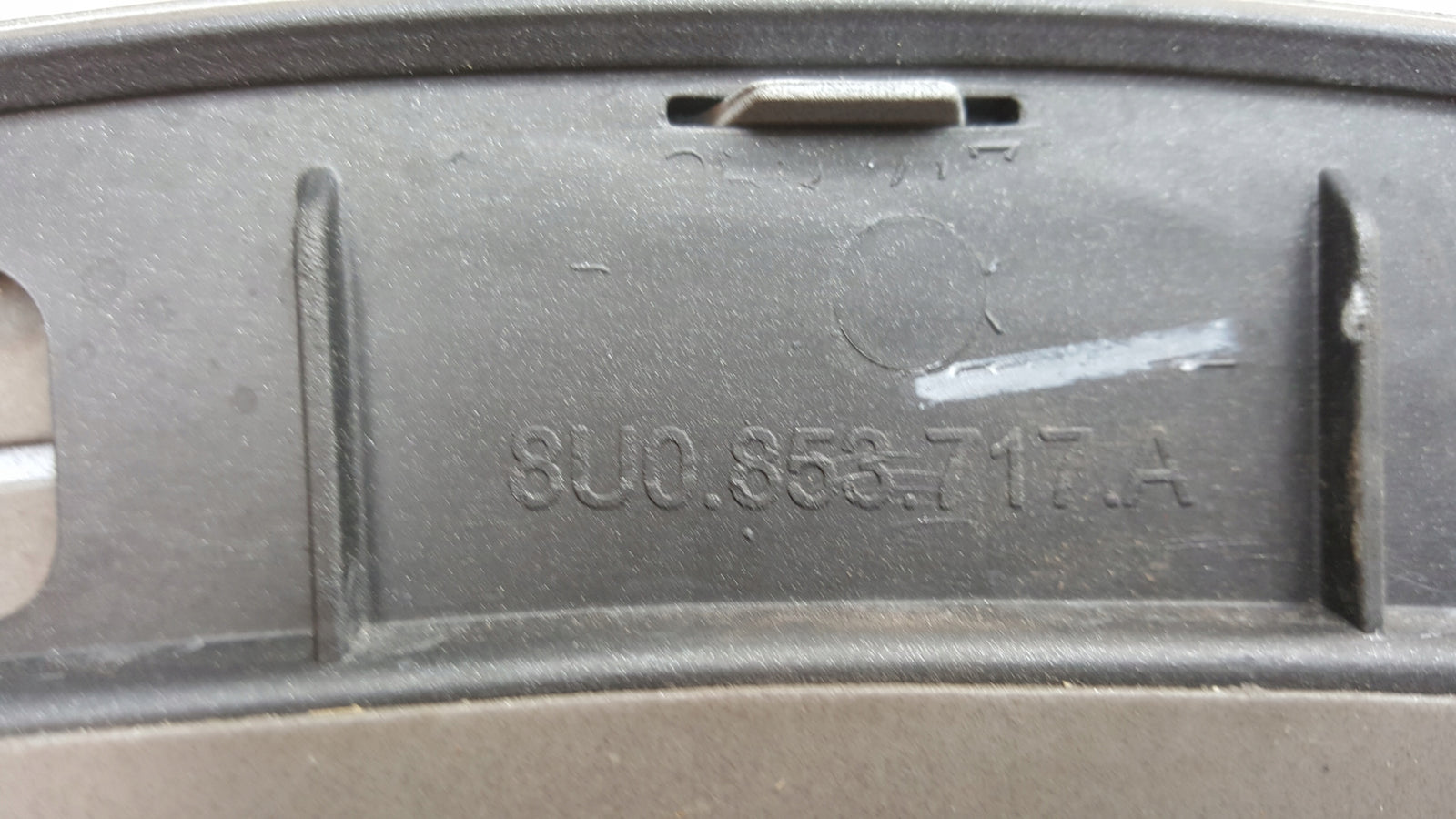 Listwa przednia lewa AUDI Q3 I 8U0 przód lewy 8U0853717A