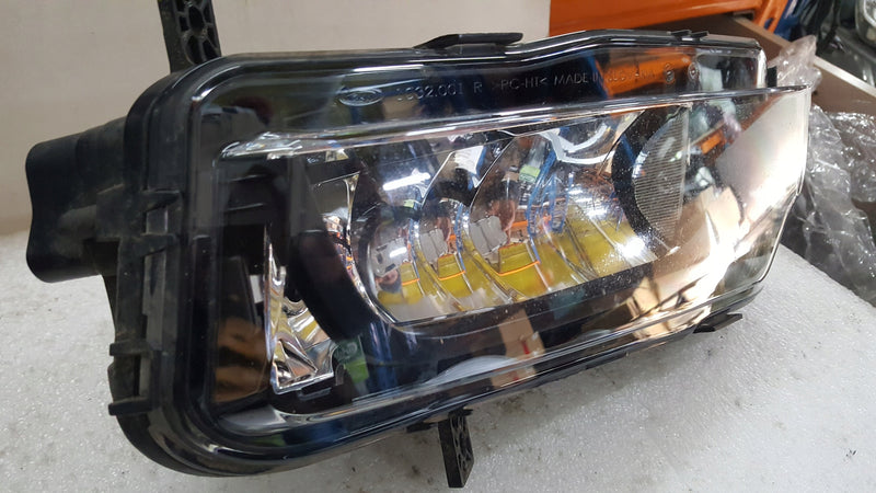Prawy halogen VW T6 7E0941662A demontaż