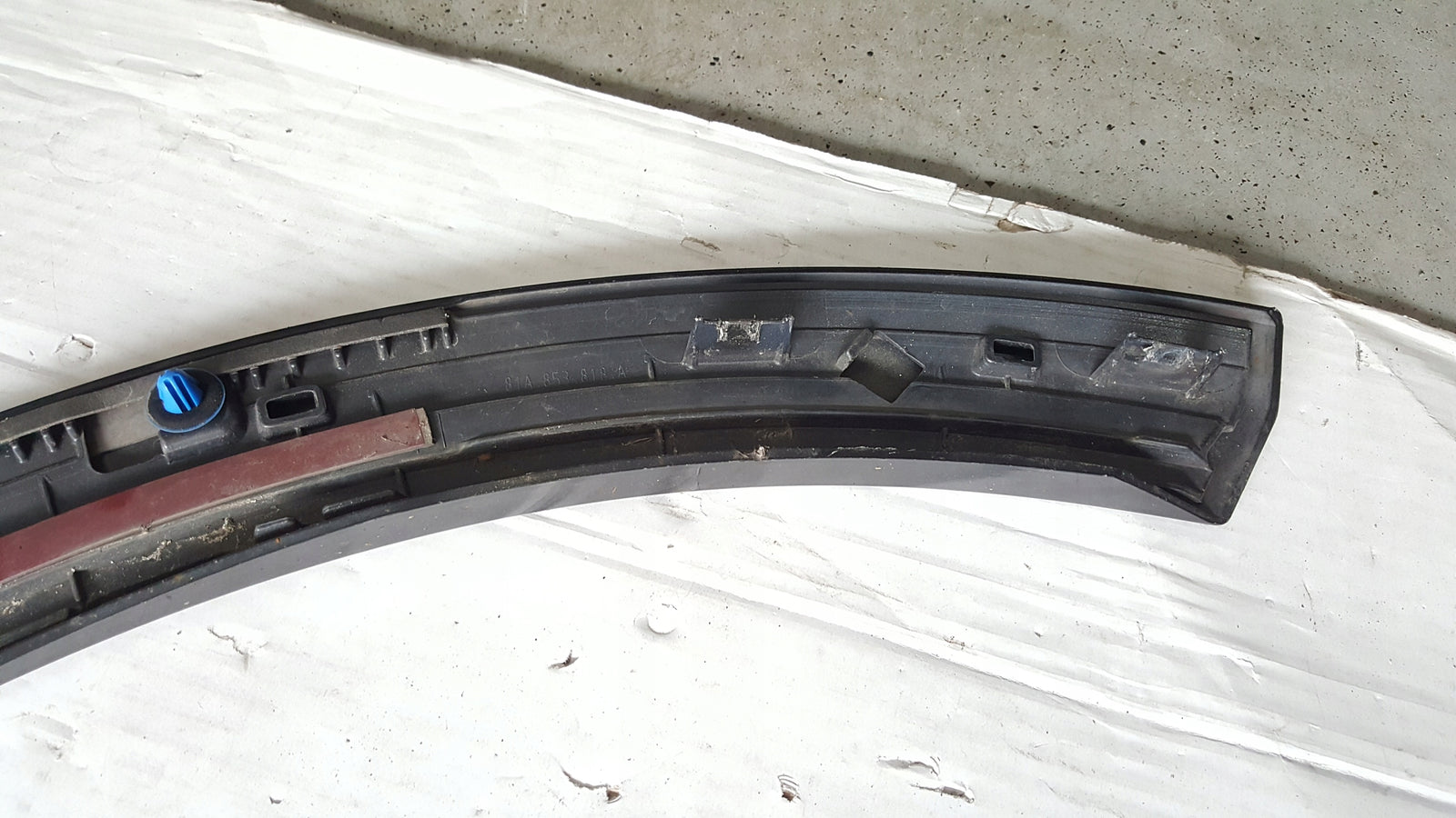 Listwa błotnika prawy tył AUDI Q2 81A853818A
