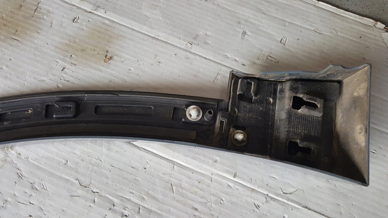 Listwa błotnika prawy przód AUDI Q4 e-tron 89A853718C demontaż