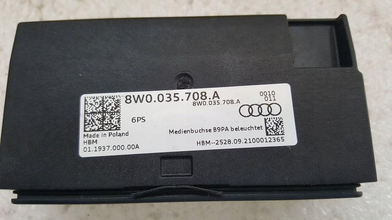 Gniazdo port USB AUDI A4 (B9) A5 Q5 RS4 RS5 8W0035708A demontaż
