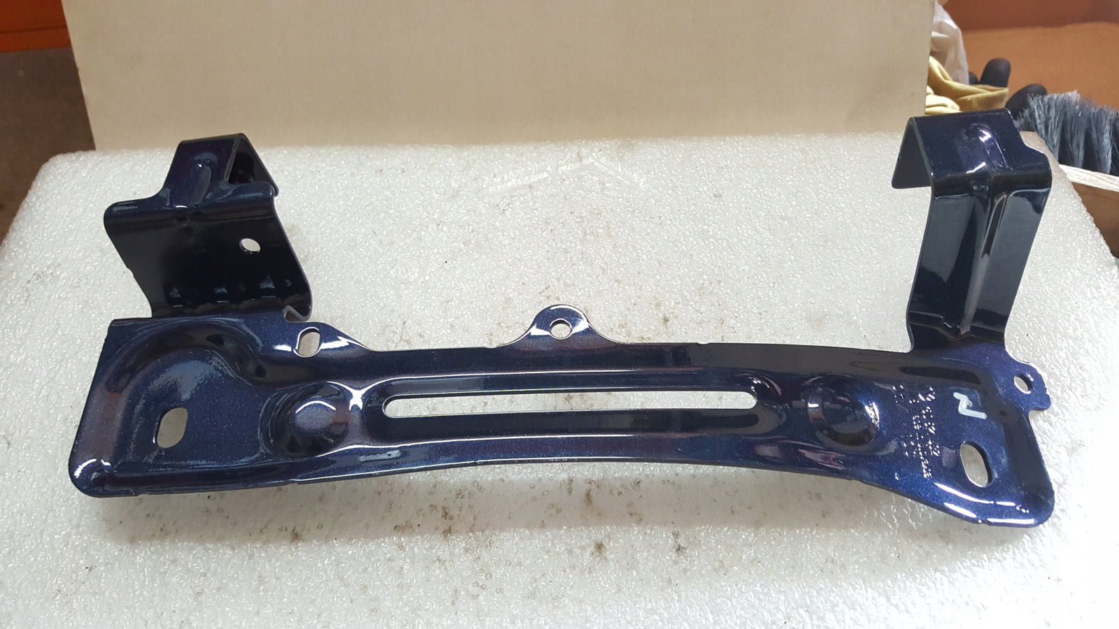 NOWY ORYGINALNY wspornik błotnika prawy przód VW TOUAREG 760821432