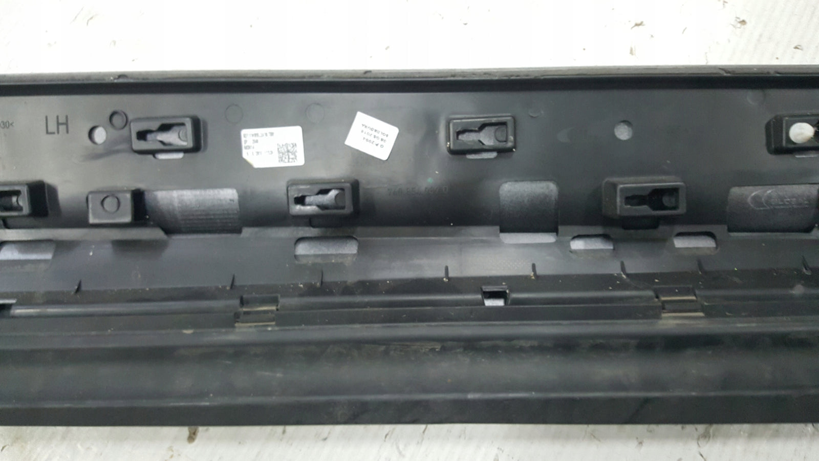 Listwa drzwi lewy przód VW TOUAREG III 760854939D demontaż