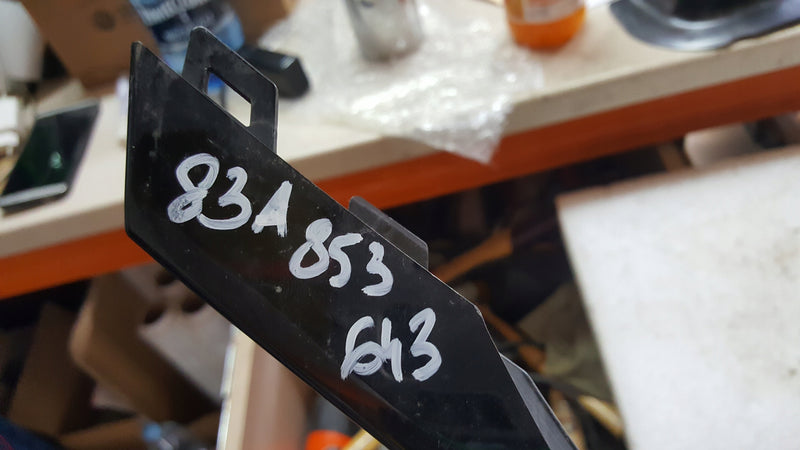 Listwa zderzaka przedniego AUDI Q3 83A853643 demontaż